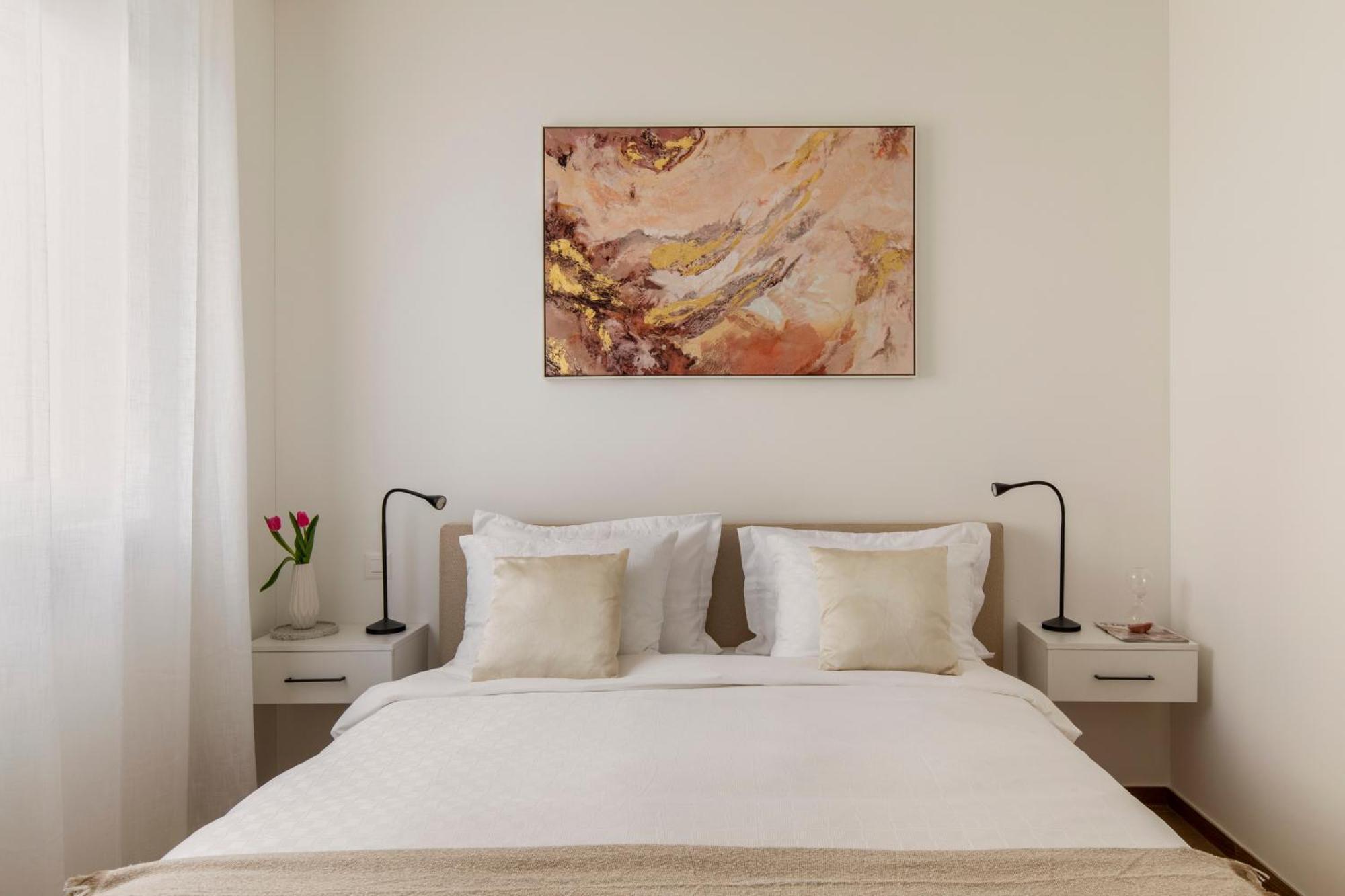 Modern - Free Parking Apartment