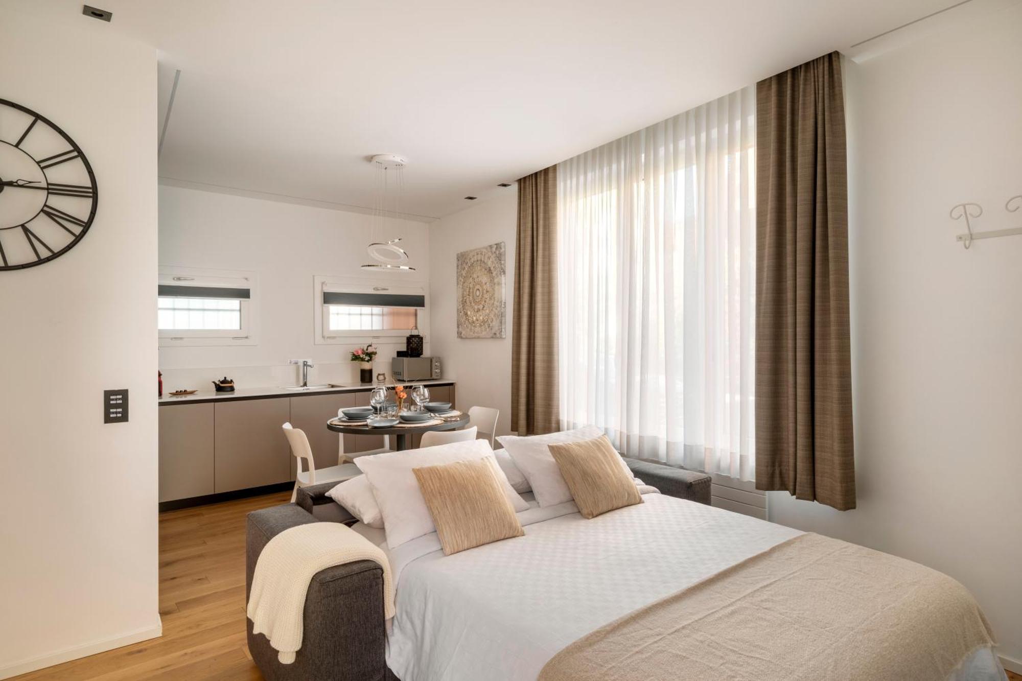 Modern - Free Parking Apartment